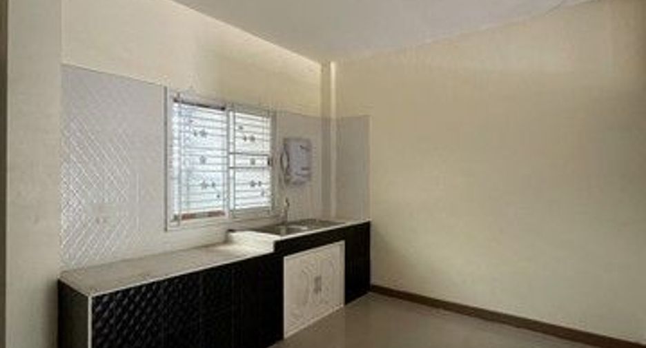 À vendre 3 chambres maison de ville à Ban Khai, Rayong