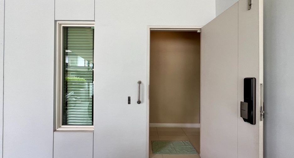 For sale 4 bedrooms house in Bang Kapi, Bangkok