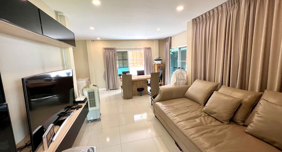 For sale 4 bedrooms house in Bang Kapi, Bangkok