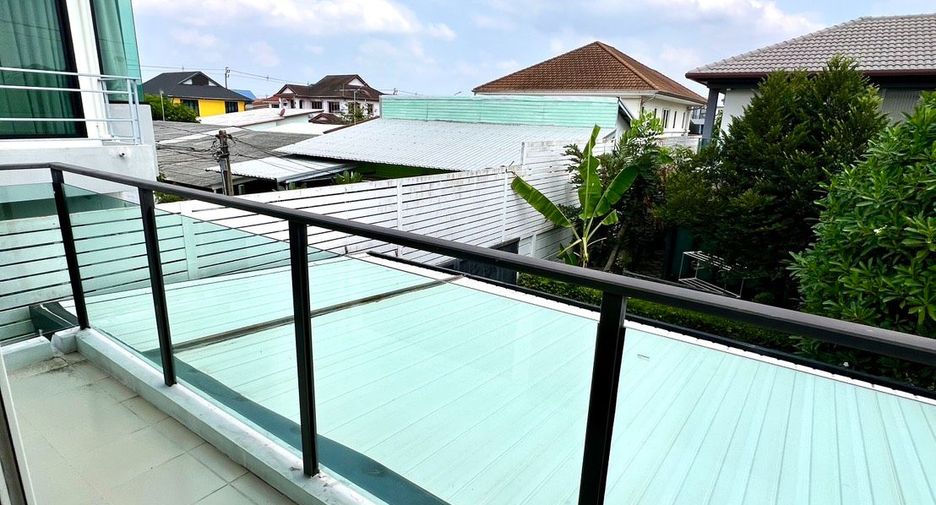 For sale 4 bedrooms house in Bang Kapi, Bangkok
