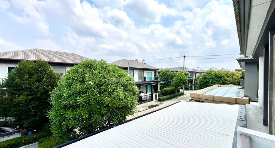 For sale 4 bedrooms house in Bang Kapi, Bangkok
