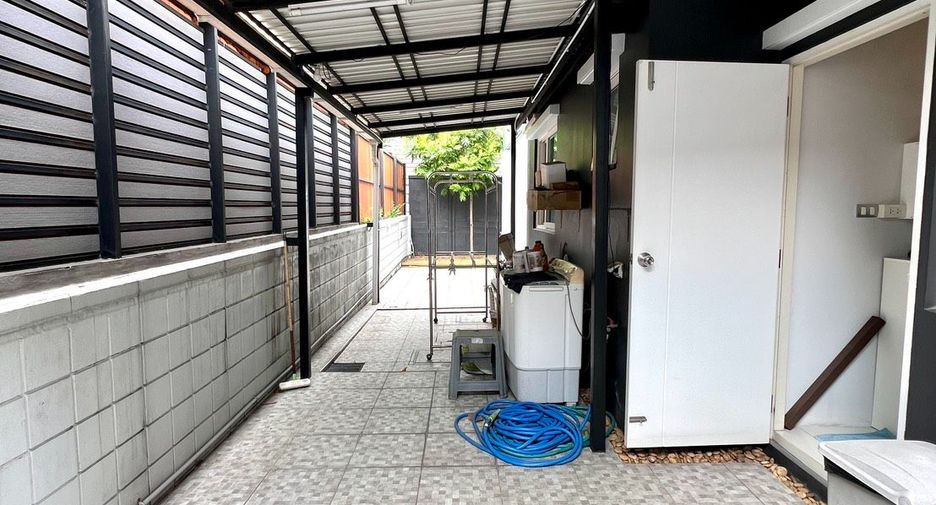 For sale 4 bedrooms house in Bang Kapi, Bangkok