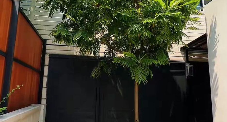 For sale 4 bedrooms house in Bang Kapi, Bangkok