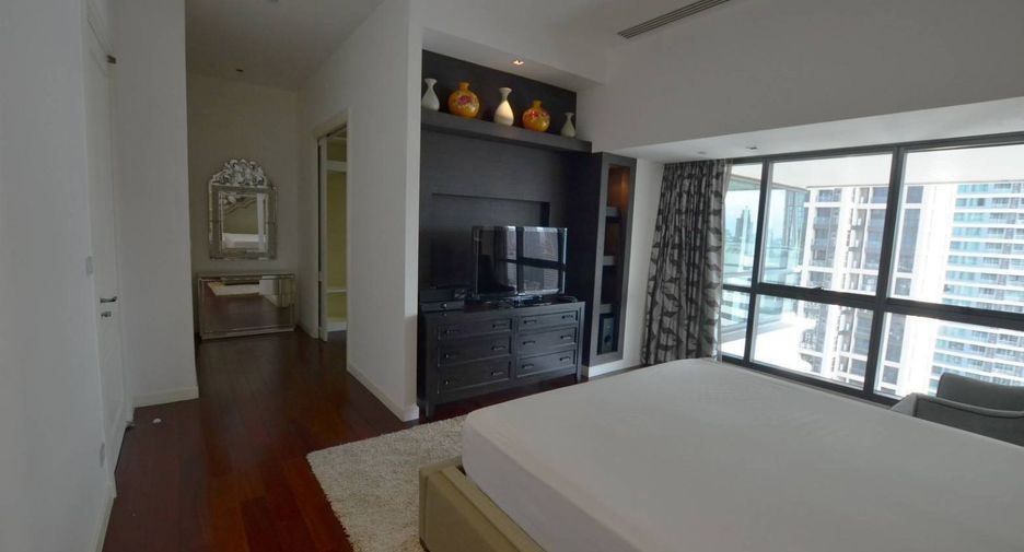 For rent 3 bedrooms condo in Watthana, Bangkok