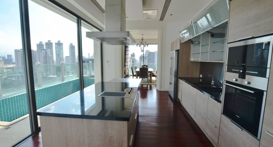For rent 3 bedrooms condo in Watthana, Bangkok