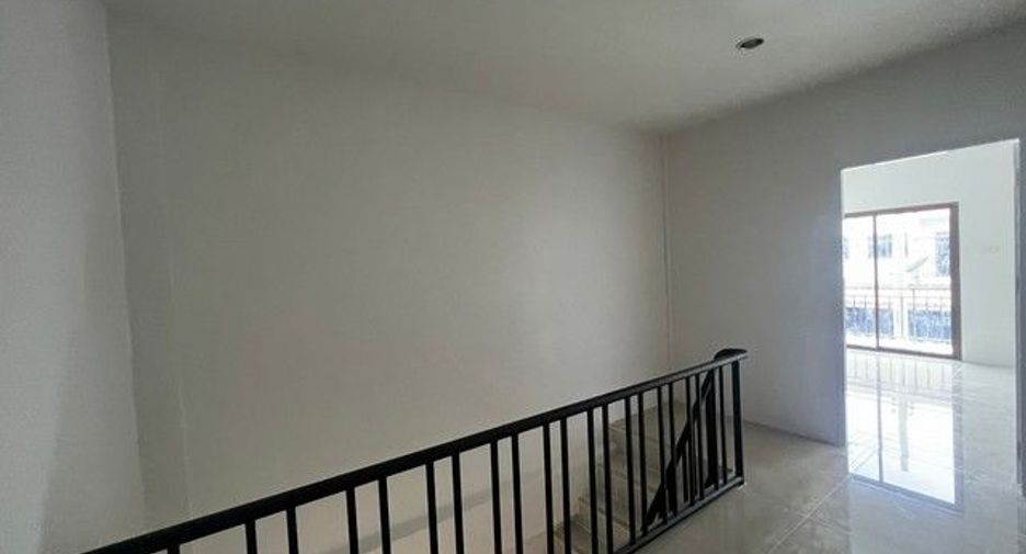 À vendre 3 chambres maison de ville à Mueang Chon Buri, Chonburi