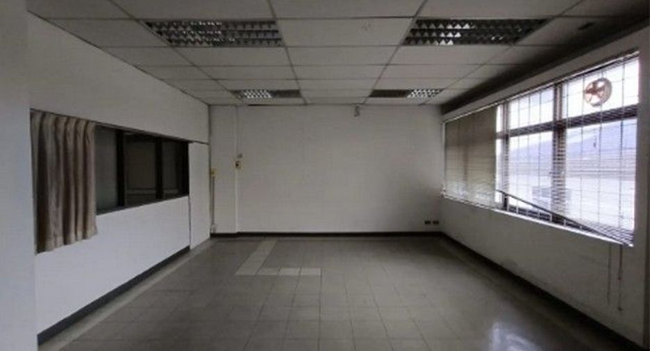 À vendre 1 chambre bureau à Chae Hom, Lampang