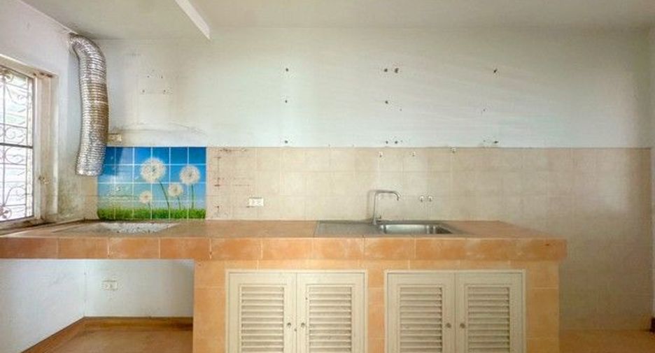 Продажа 3 спальни дом в Ban Bueng, Чонбури