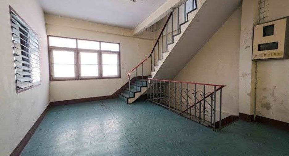 For sale retail Space in Bangkok Noi, Bangkok