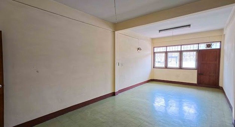 For sale retail Space in Bangkok Noi, Bangkok