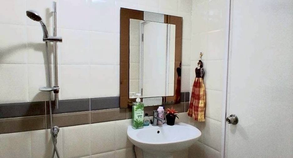 For sale 4 bedrooms townhouse in Mueang Samut Sakhon, Samut Sakhon