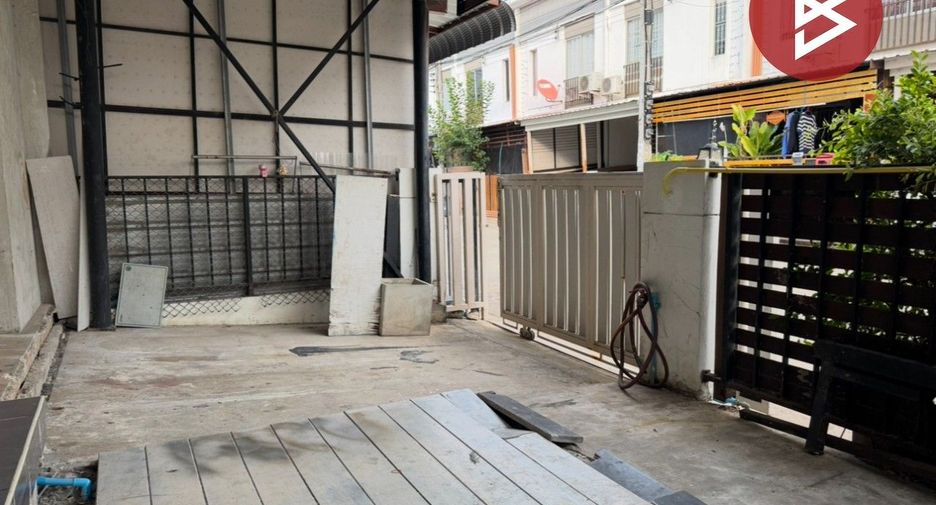 For sale 3 bedrooms townhouse in Phra Samut Chedi, Samut Prakan
