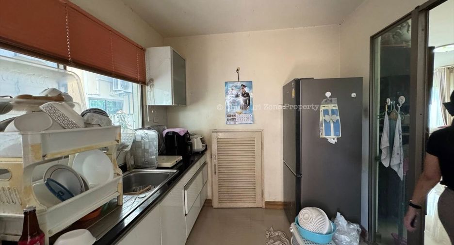For sale 4 bedrooms house in Si Racha, Chonburi