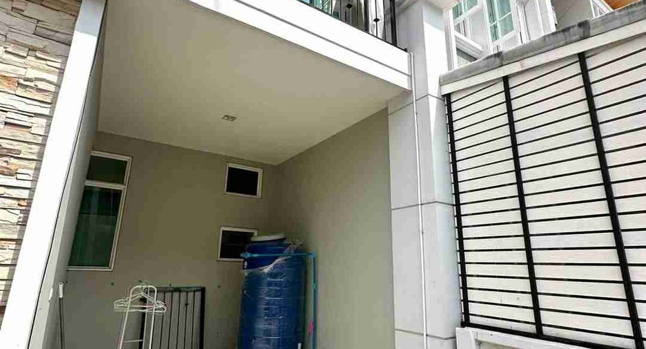 Reihenhaus zum Kauf mit 4 Zimmer in Bang Lamung, Chonburi