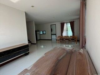 Casa en alquiler de 3 habitaciones en Thanyaburi, Pathum Thani
