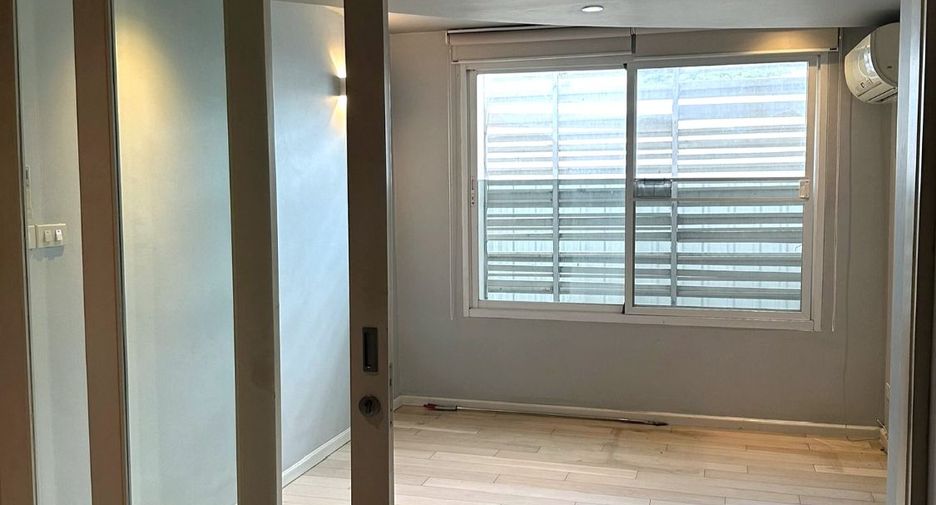 For rent 3 bedrooms townhouse in Pathum Wan, Bangkok