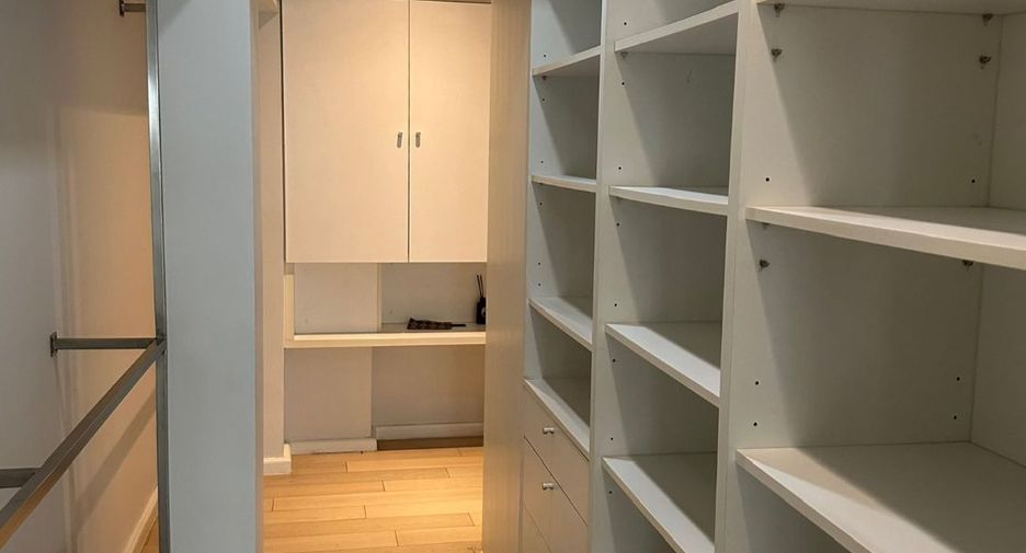 For rent 3 bedrooms townhouse in Pathum Wan, Bangkok