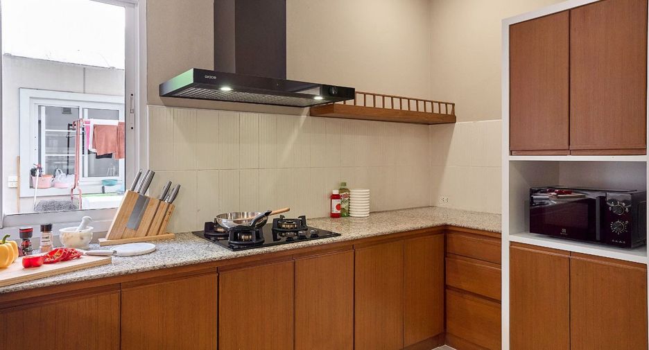 For sale 4 bedrooms house in Mueang Chiang Mai, Chiang Mai