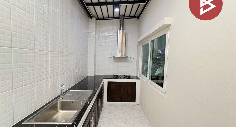 For sale 4 ベッドルーム townhouse in Sam Phran, Nakhon Pathom
