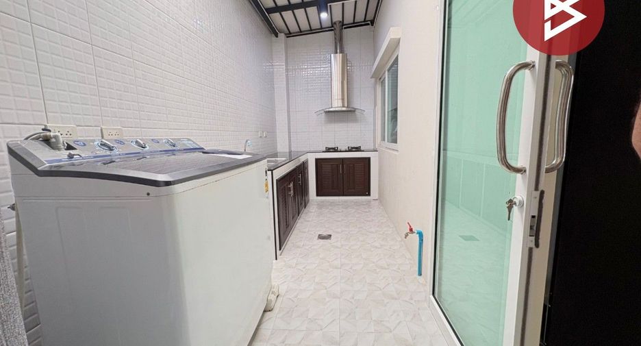 For sale 4 ベッドルーム townhouse in Sam Phran, Nakhon Pathom