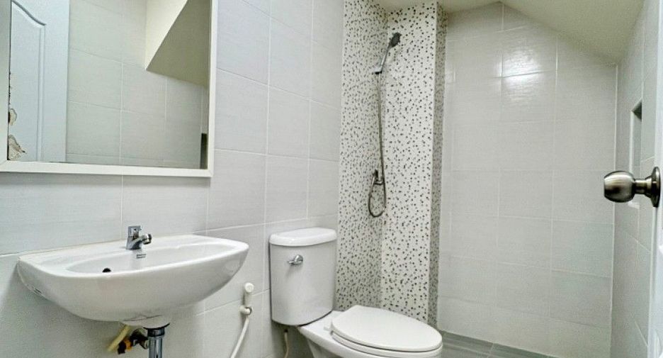 For sale 4 ベッドルーム townhouse in Sam Phran, Nakhon Pathom