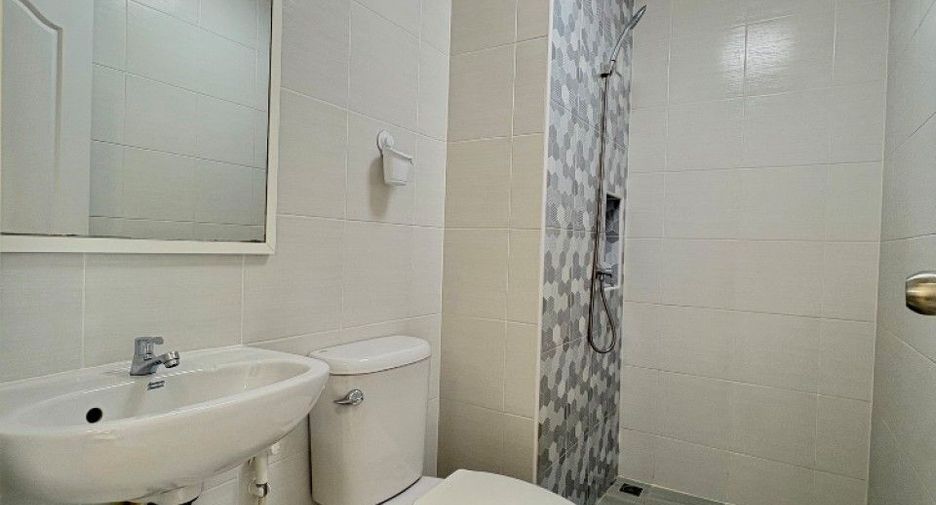 For sale 4 ベッドルーム townhouse in Sam Phran, Nakhon Pathom