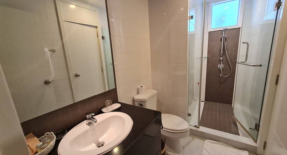 For rent 3 bedrooms apartment in Khlong Toei, Bangkok