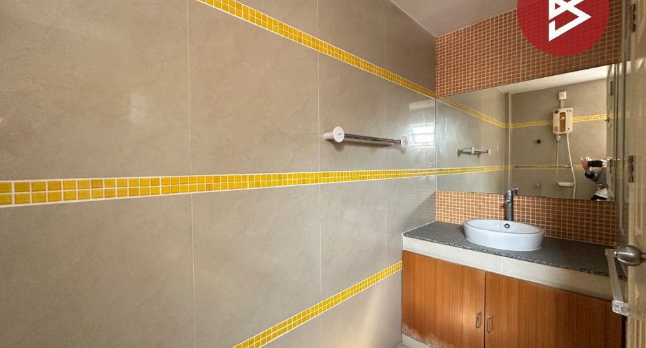 For sale 3 bedrooms townhouse in Wang Thonglang, Bangkok