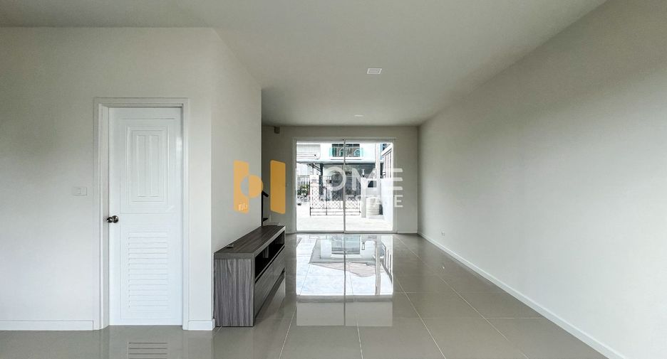 For sale 3 bedrooms townhouse in Lat Krabang, Bangkok