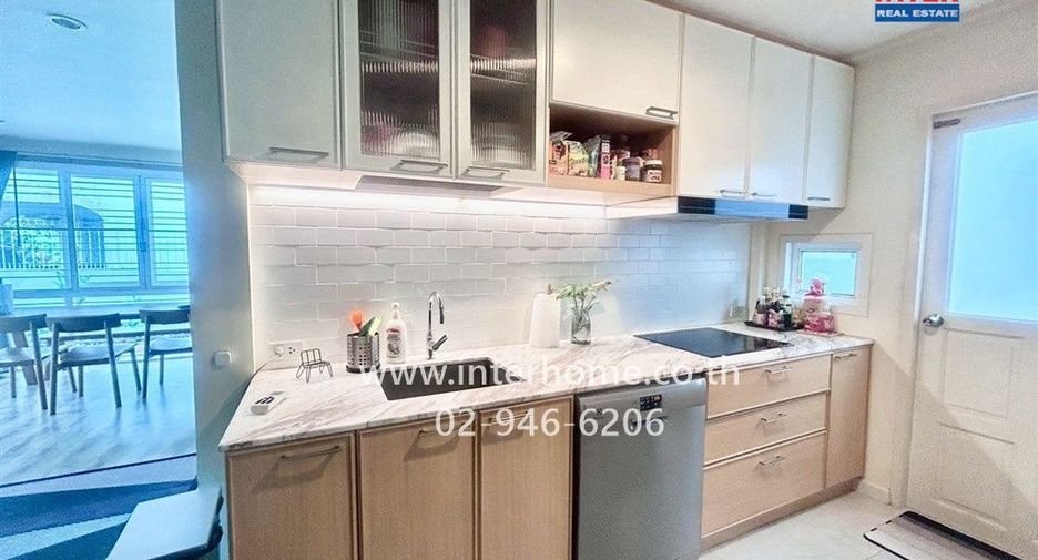 For sale 4 bedrooms house in Lat Phrao, Bangkok