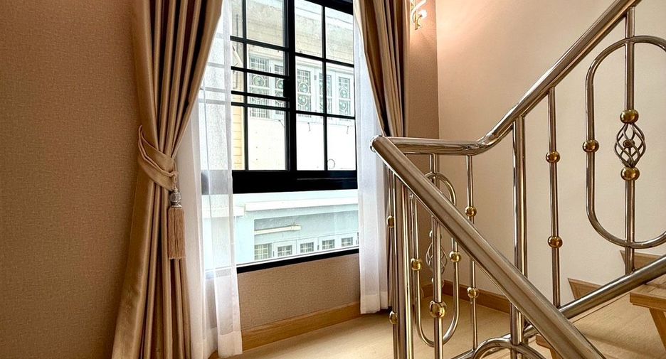 À vendre 4 chambres maison à Bang Khae, Bangkok