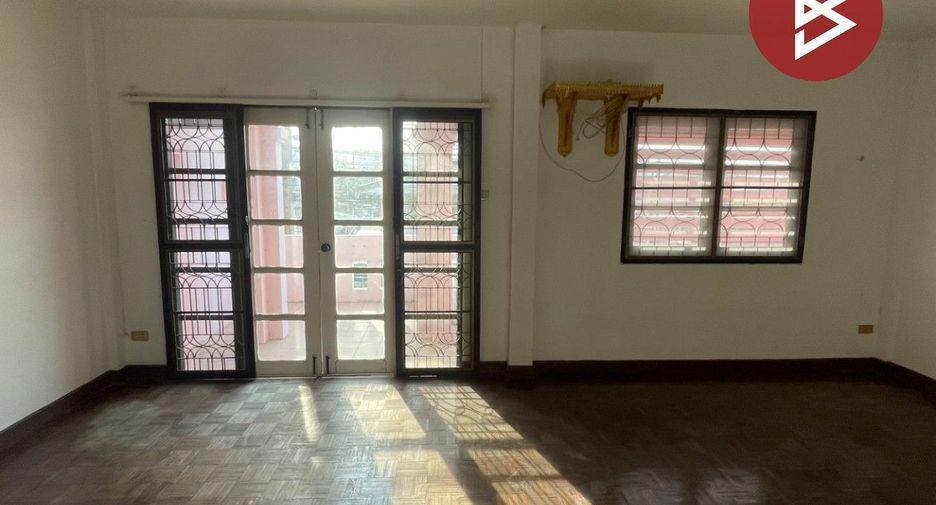 Продажа 4 спальни таунхаус в Mueang Chon Buri, Чонбури