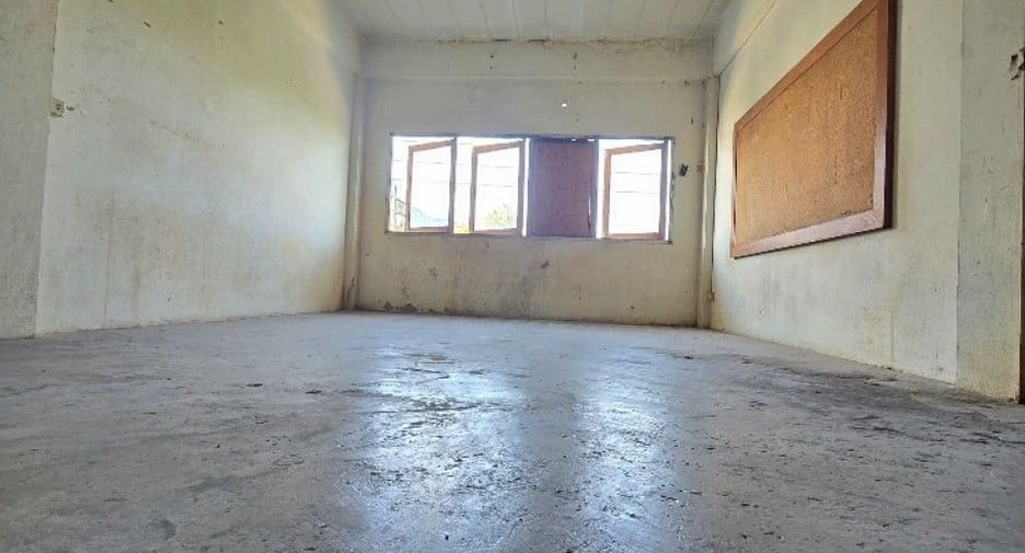 For sale 3 bedrooms retail Space in Lat Krabang, Bangkok
