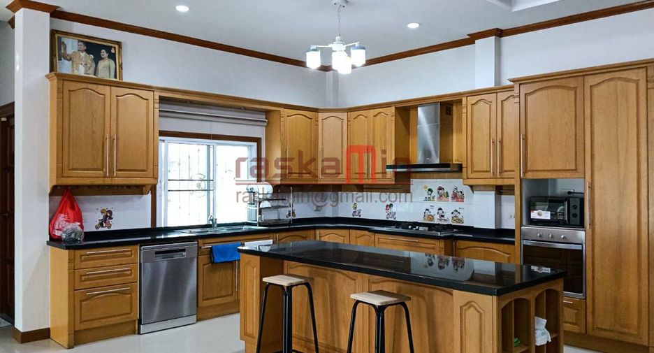 For rent 5 bedrooms villa in Bang Lamung, Chonburi