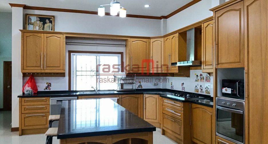 For rent 5 bedrooms villa in Bang Lamung, Chonburi