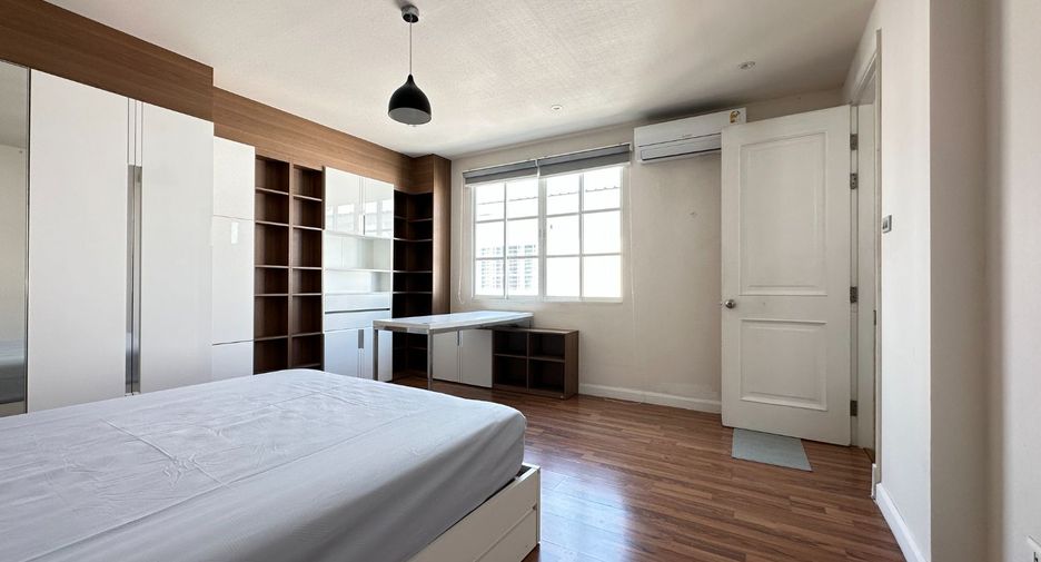 For rent and for sale 3 bedrooms townhouse in Bang Na, Bangkok