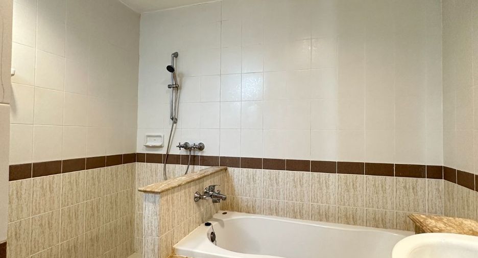 For rent and for sale 3 bedrooms townhouse in Bang Na, Bangkok