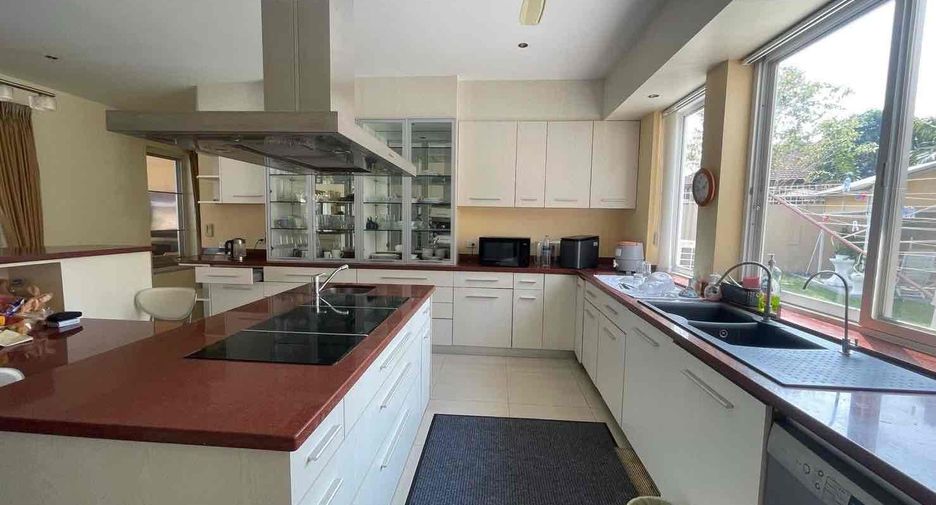 For rent 5 bedrooms villa in Bang Lamung, Chonburi