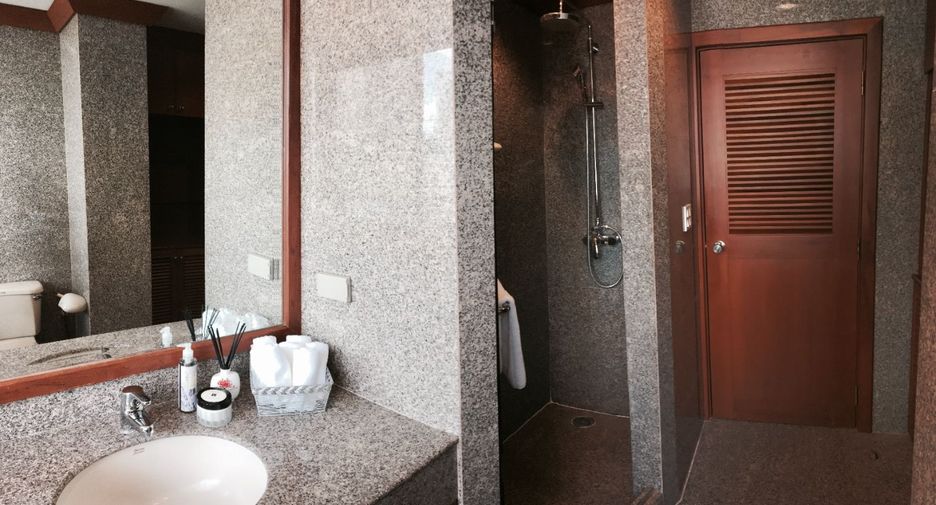 For rent 3 bedrooms condo in Khlong Toei, Bangkok
