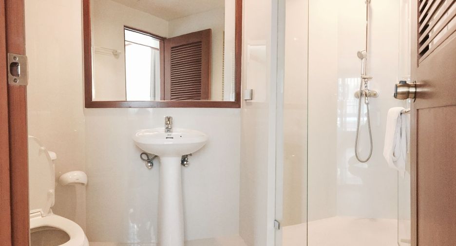 For rent 3 bedrooms condo in Khlong Toei, Bangkok