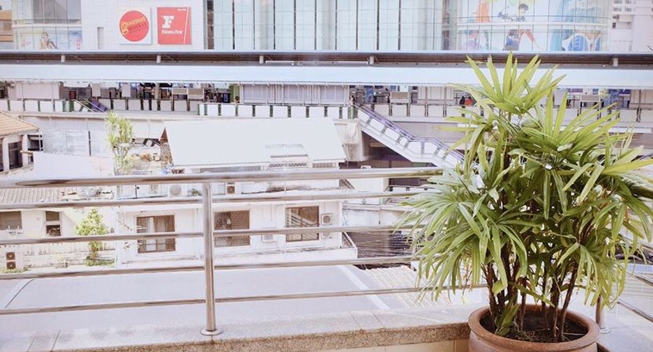 For rent 3 bedrooms condo in Khlong Toei, Bangkok