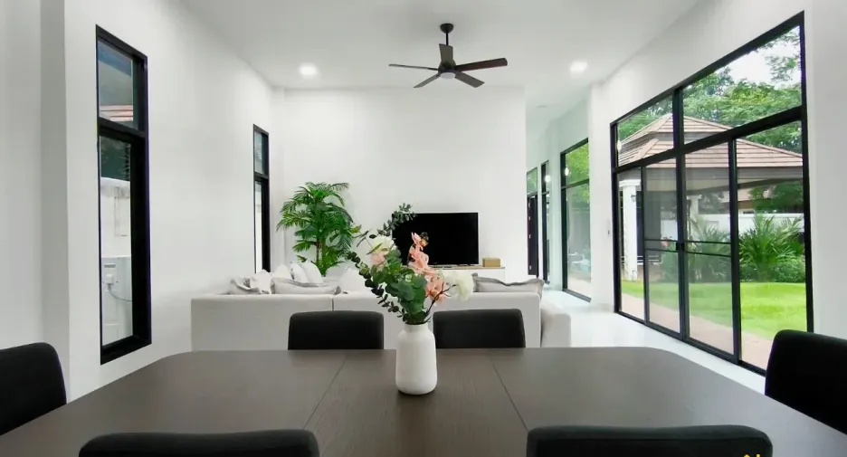 À louer et à vendre 4 chambres villa à Bang Lamung, Chonburi