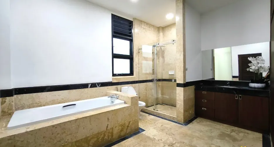 À louer et à vendre 4 chambres villa à Bang Lamung, Chonburi