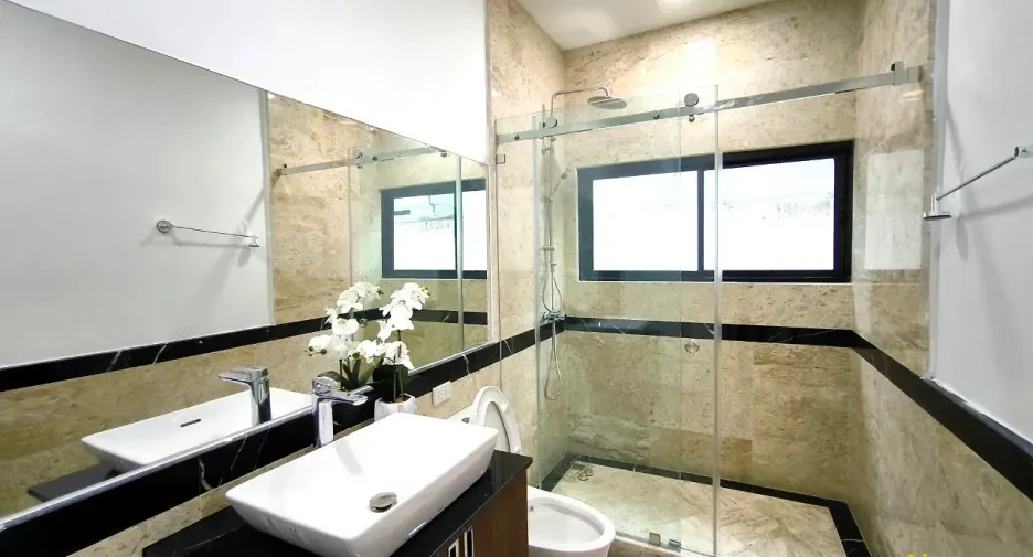À louer et à vendre 4 chambres villa à Bang Lamung, Chonburi