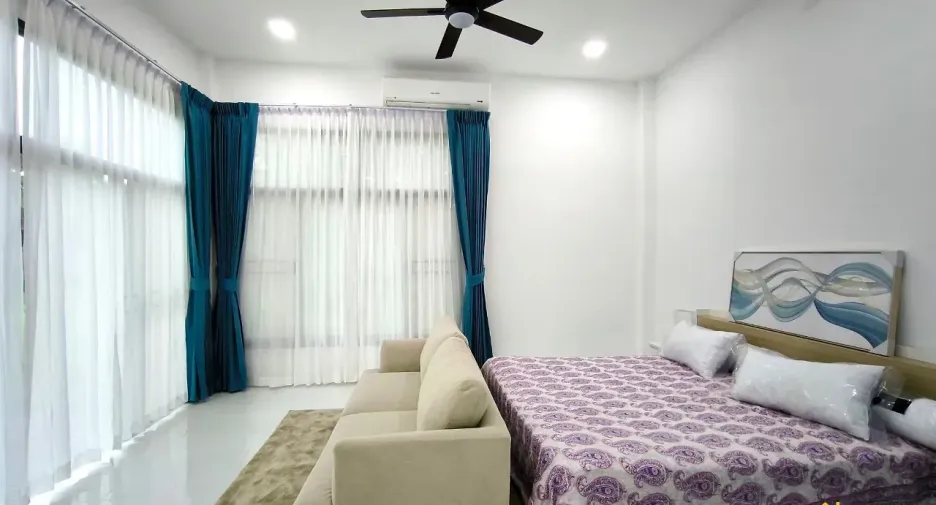 À louer et à vendre 4 chambres villa à Bang Lamung, Chonburi