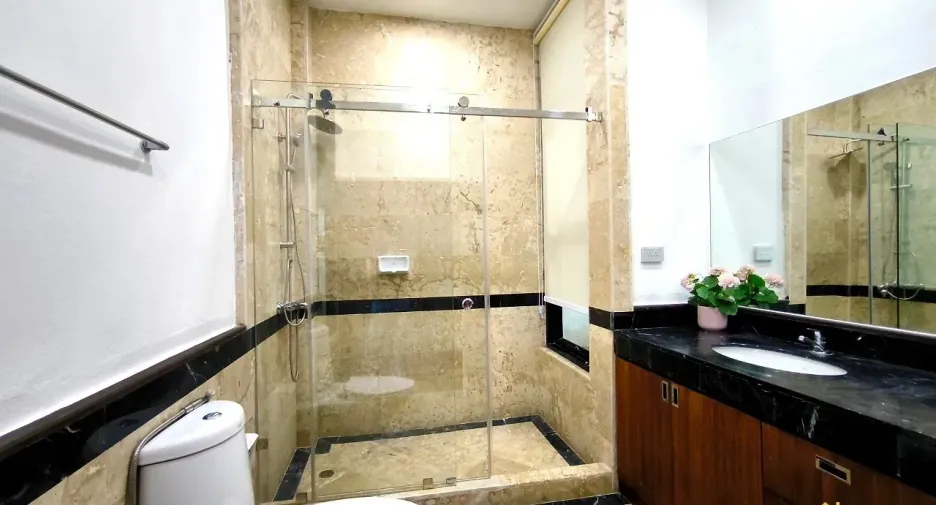 À louer et à vendre 4 chambres villa à Bang Lamung, Chonburi