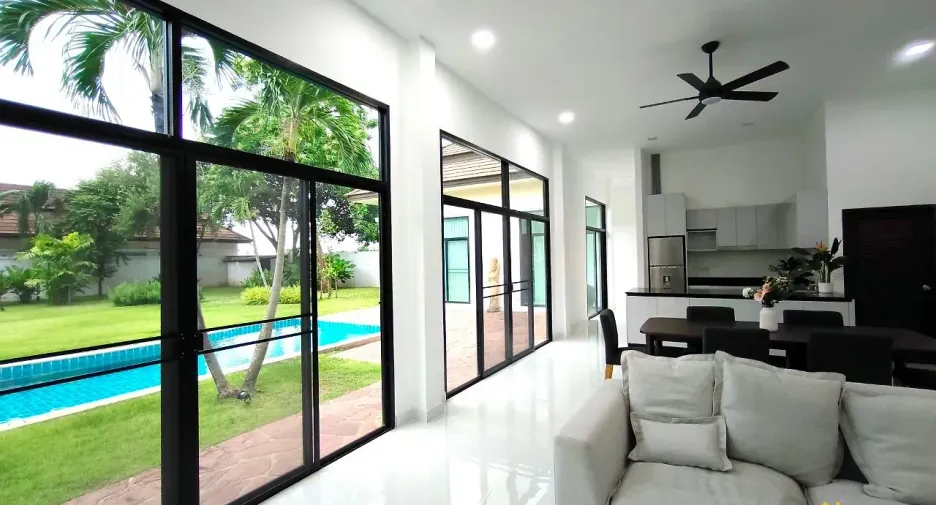 À louer et à vendre 4 chambres villa à Bang Lamung, Chonburi