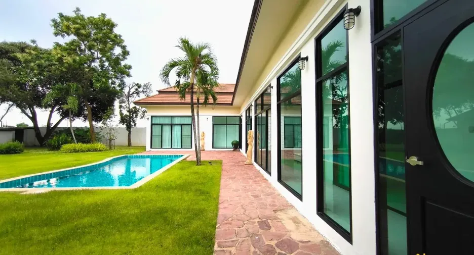 À louer et à vendre 4 chambres villa à Bang Lamung, Chonburi
