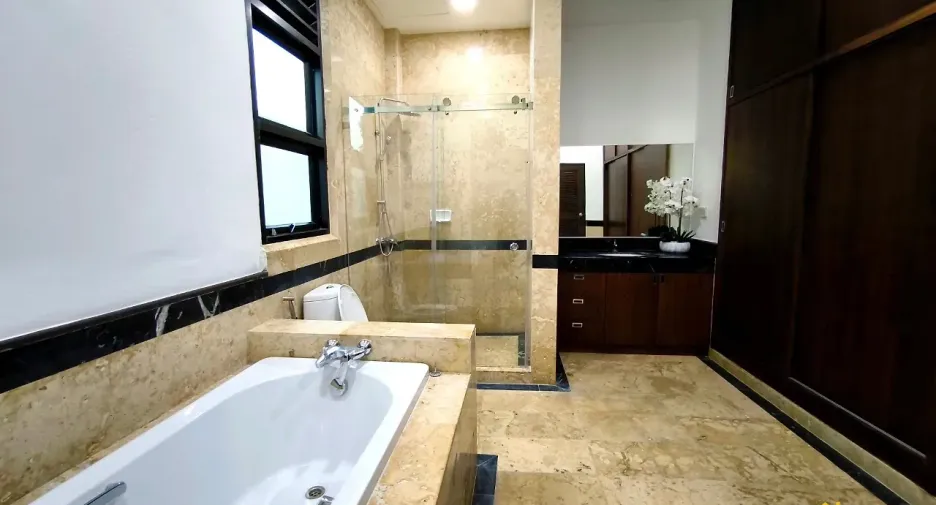 À louer et à vendre 4 chambres villa à Bang Lamung, Chonburi