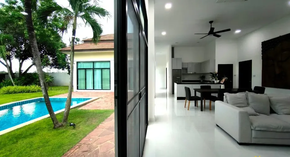 À louer et à vendre 4 chambres villa à Bang Lamung, Chonburi